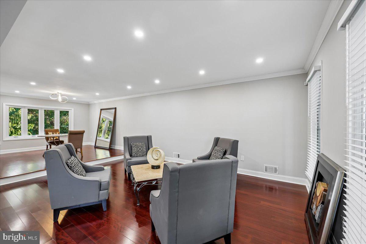 6 CRESTVIEW COURT