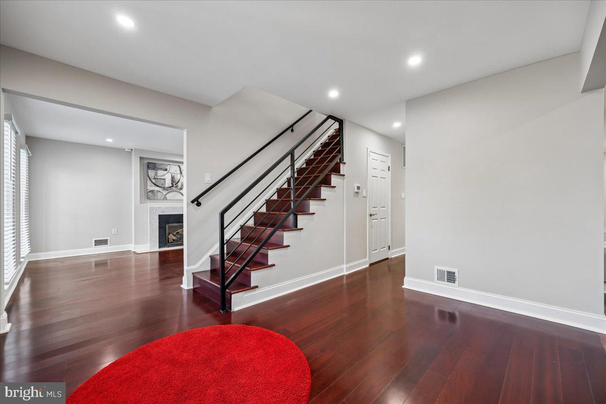 6 CRESTVIEW COURT