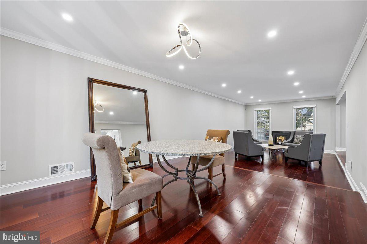 6 CRESTVIEW COURT
