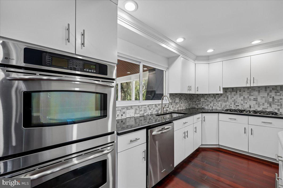 6 CRESTVIEW COURT