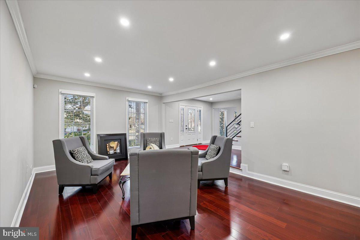 6 CRESTVIEW COURT