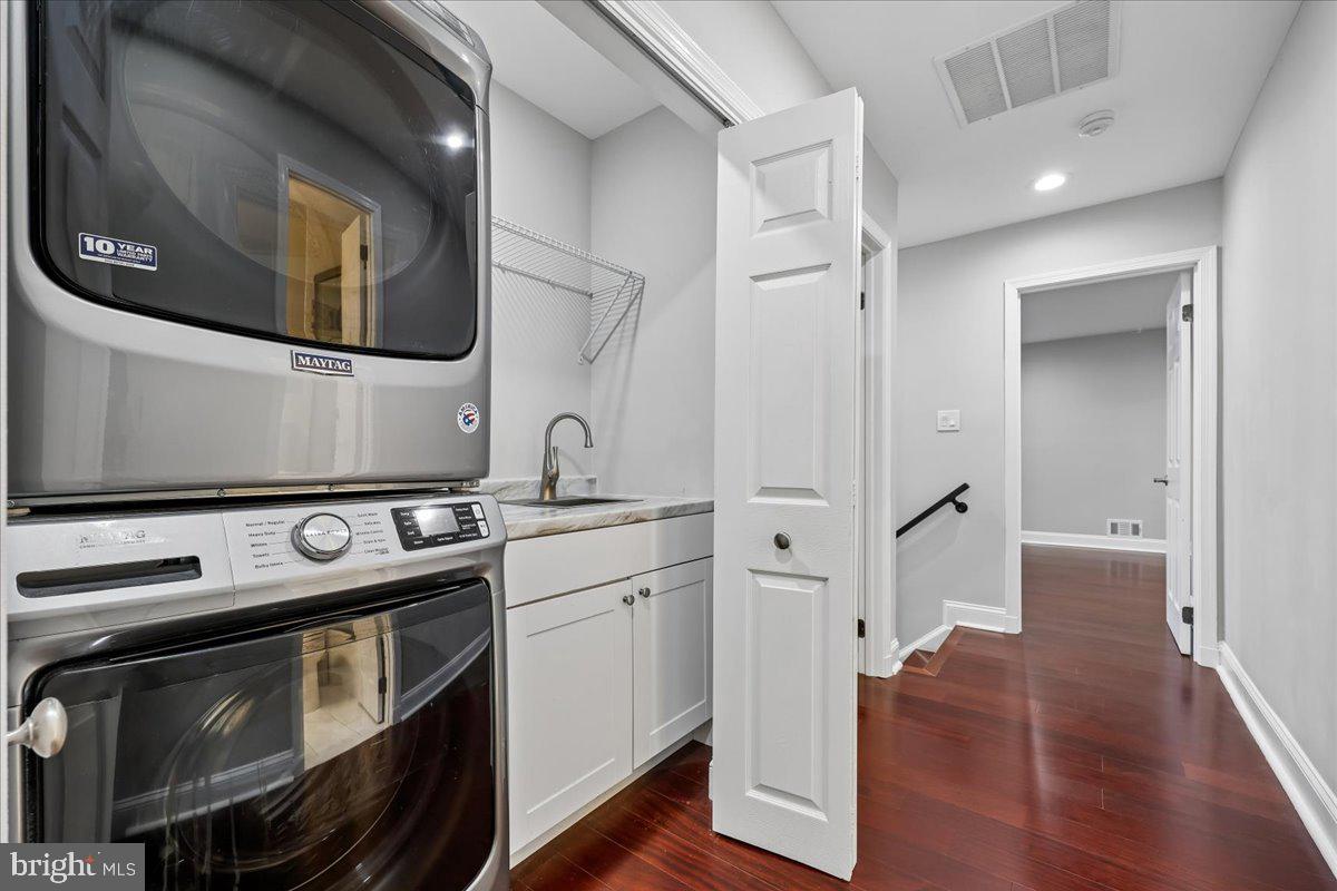 6 CRESTVIEW COURT
