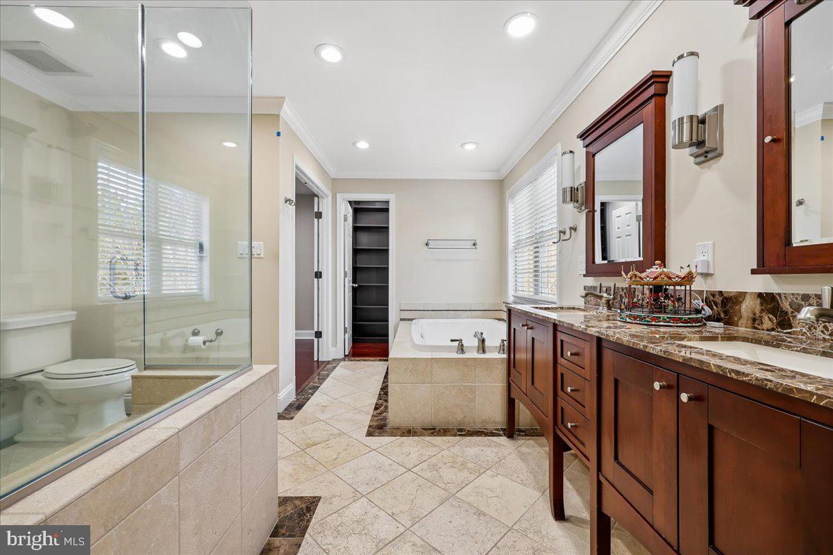 6 CRESTVIEW COURT