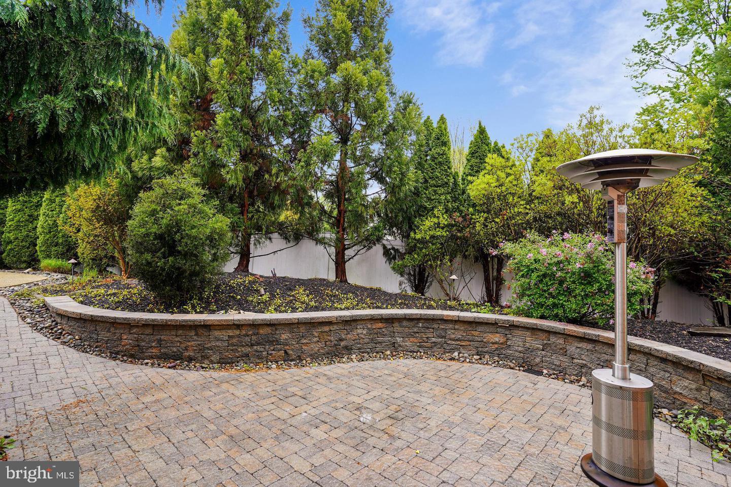 6 CRESTVIEW COURT