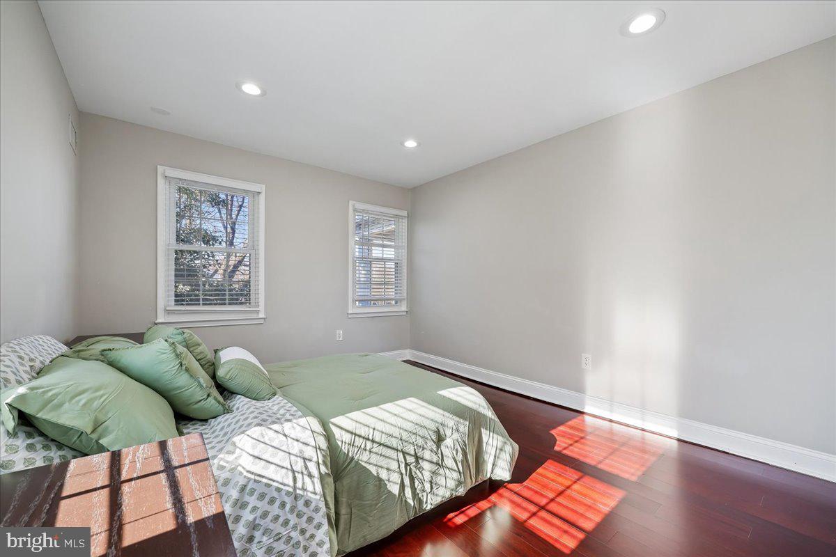 6 CRESTVIEW COURT
