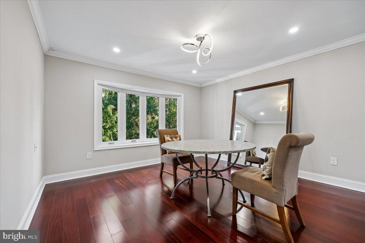 6 CRESTVIEW COURT