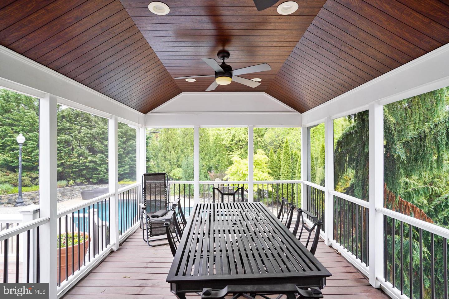 6 CRESTVIEW COURT
