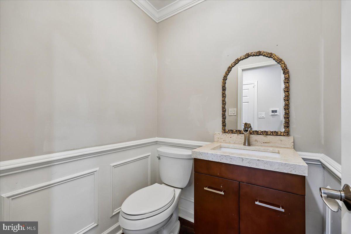 6 CRESTVIEW COURT