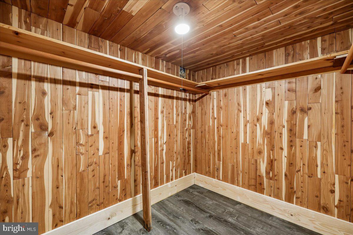 6 CRESTVIEW COURT