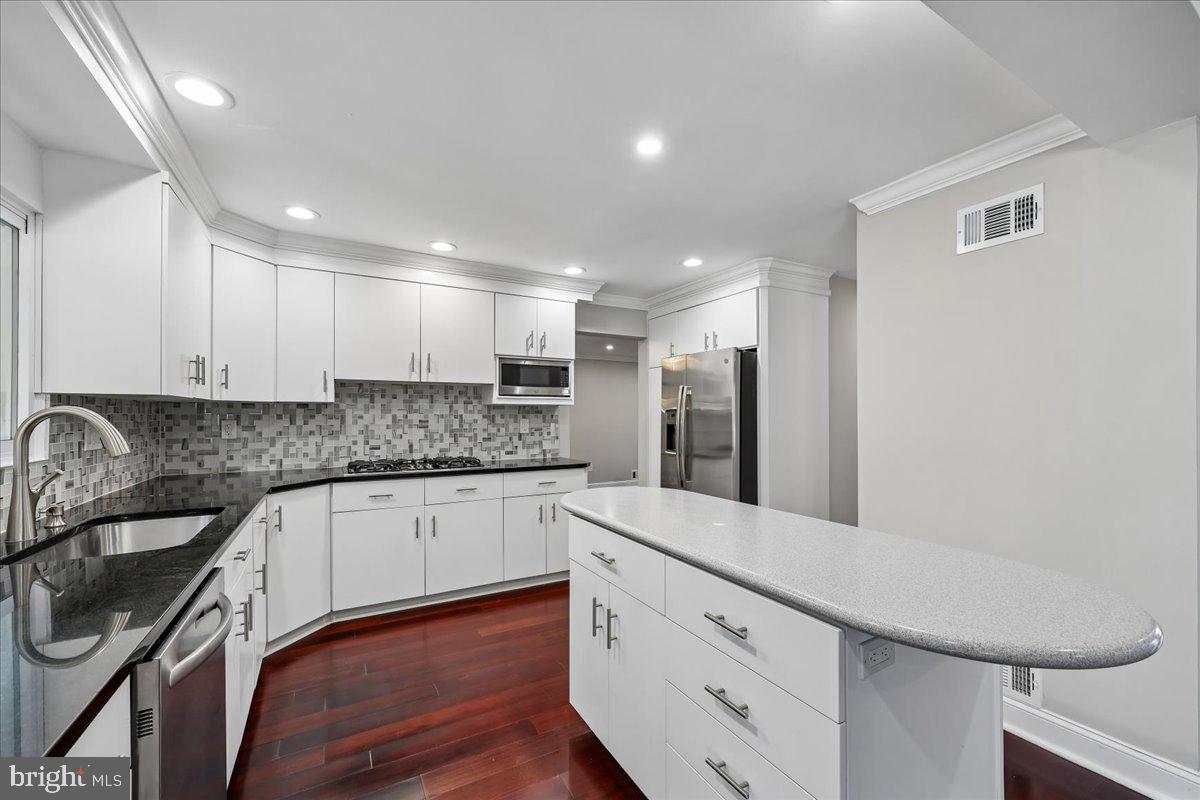 6 CRESTVIEW COURT