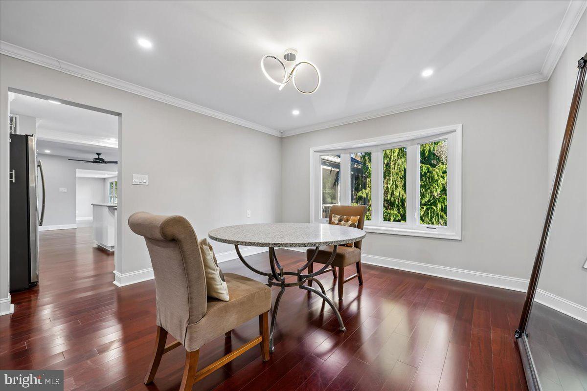 6 CRESTVIEW COURT