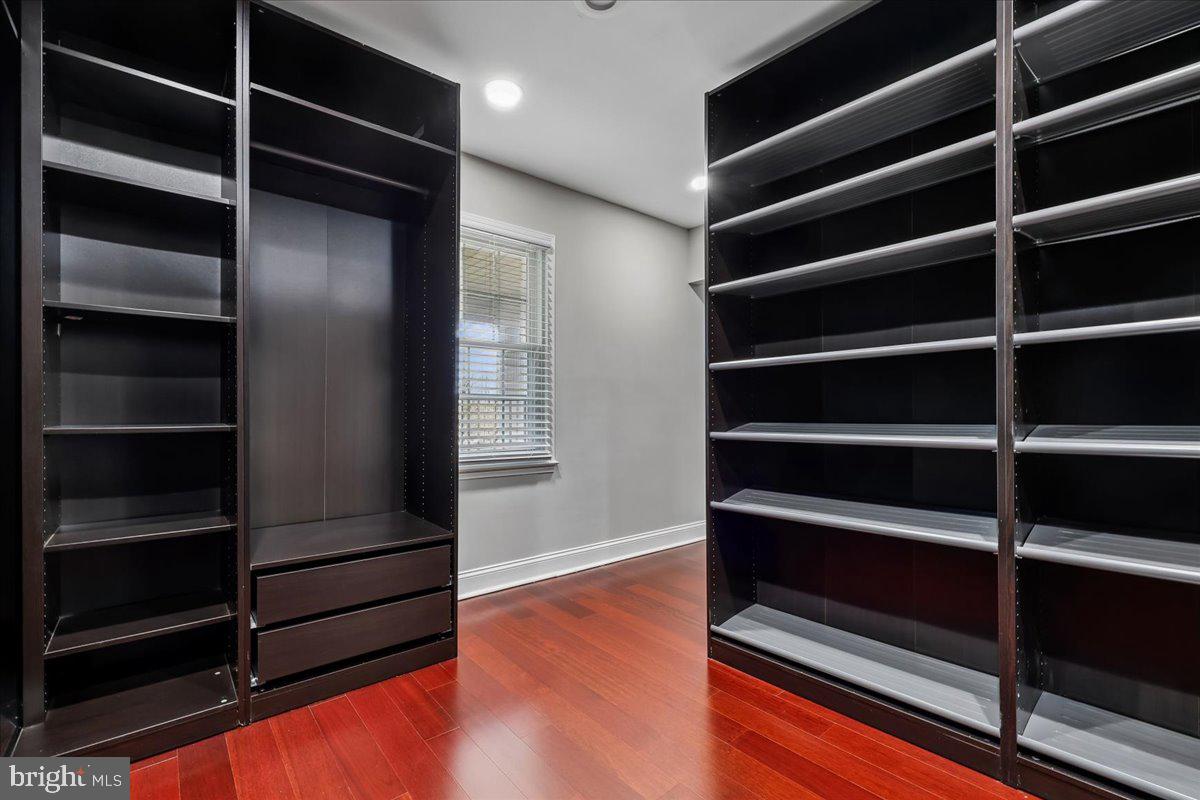 6 CRESTVIEW COURT