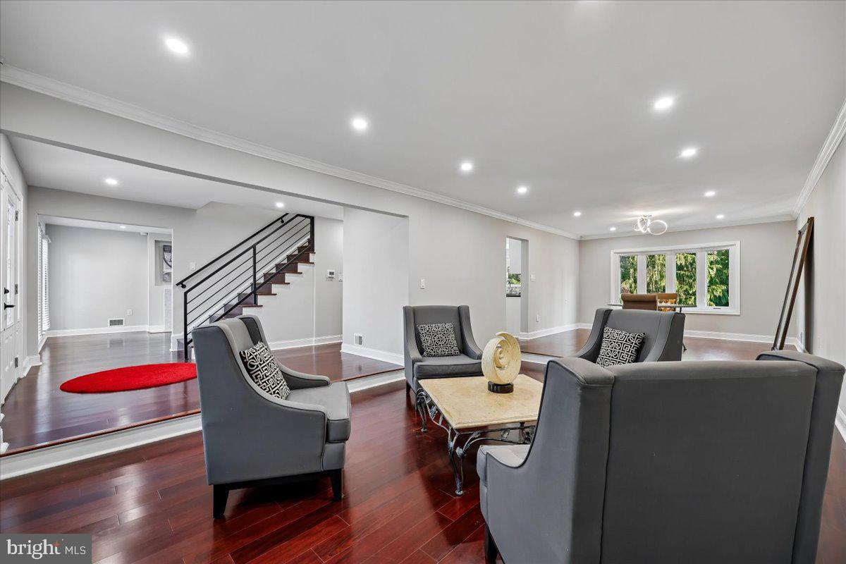 6 CRESTVIEW COURT