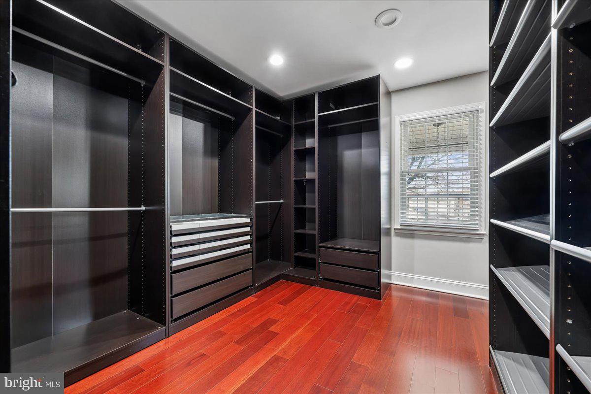 6 CRESTVIEW COURT