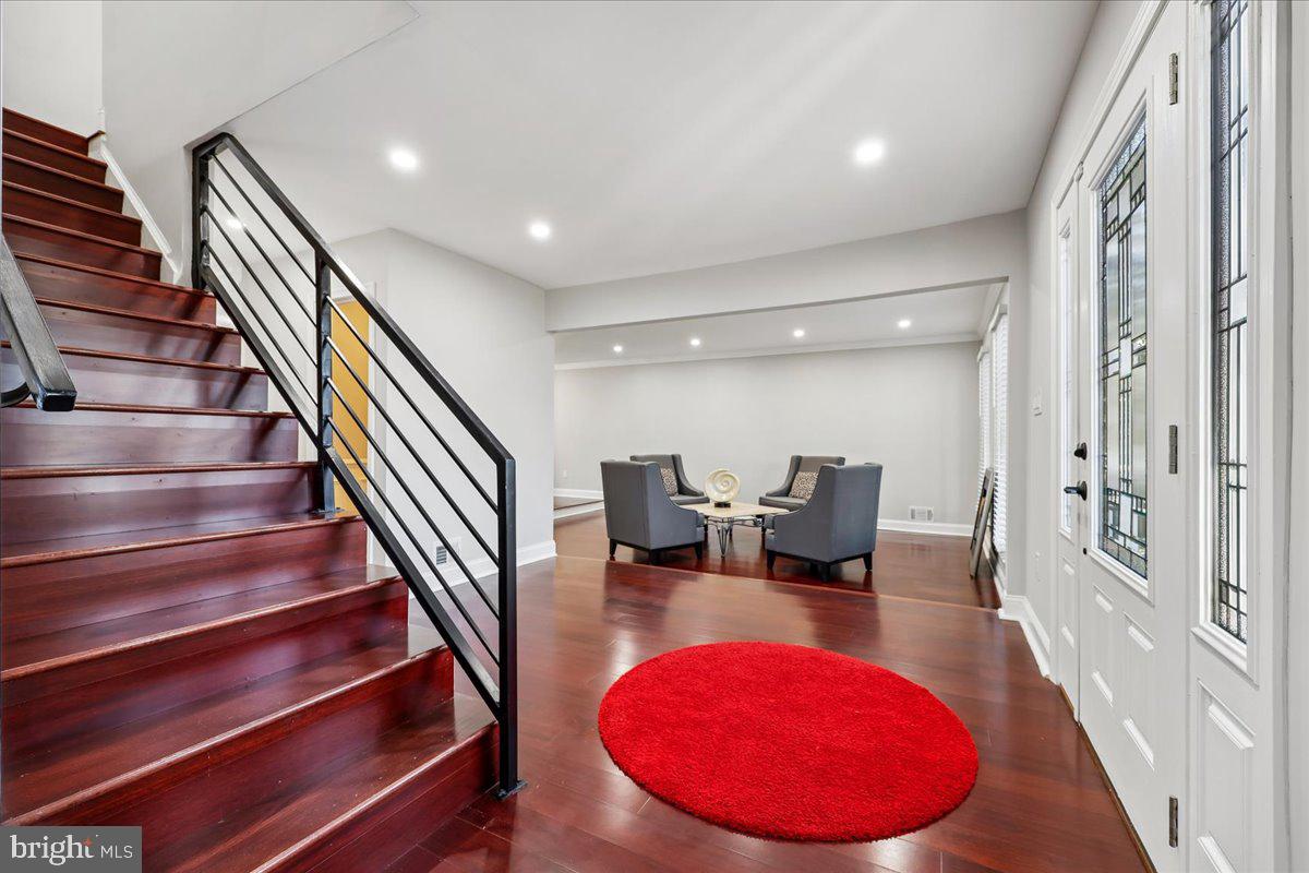 6 CRESTVIEW COURT