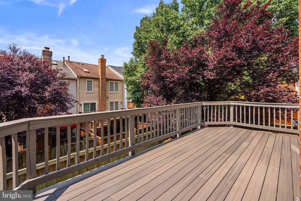 10 LOGANWOOD COURT