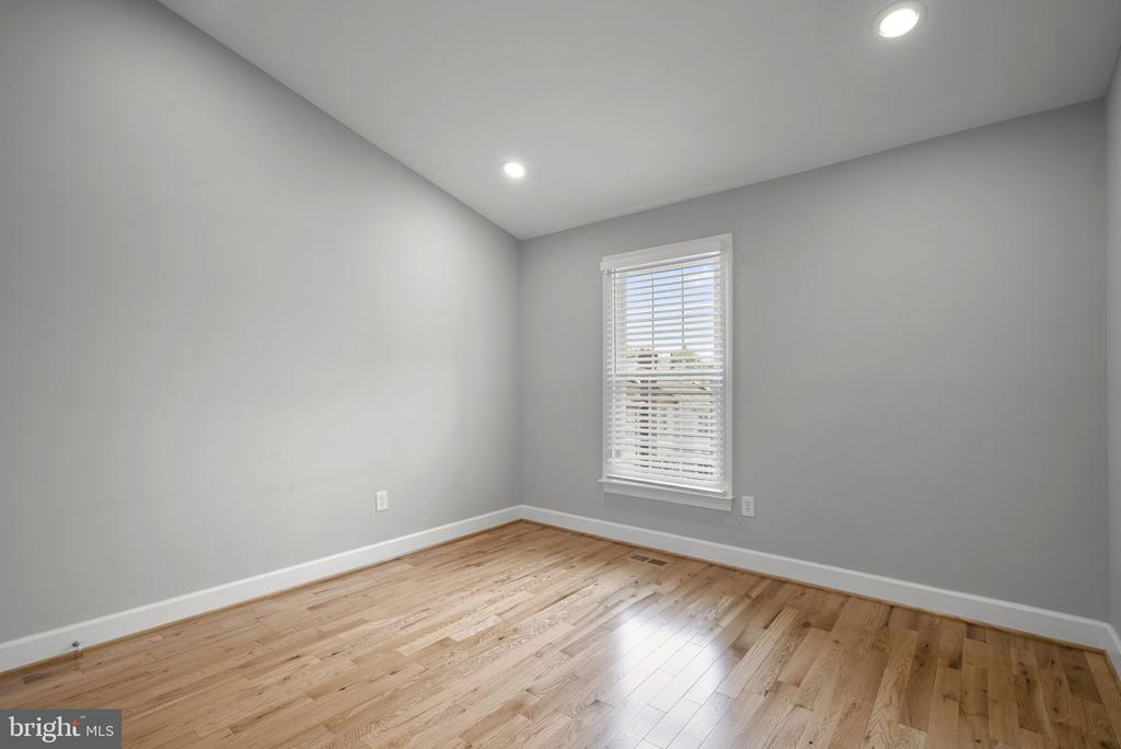 10 LOGANWOOD COURT