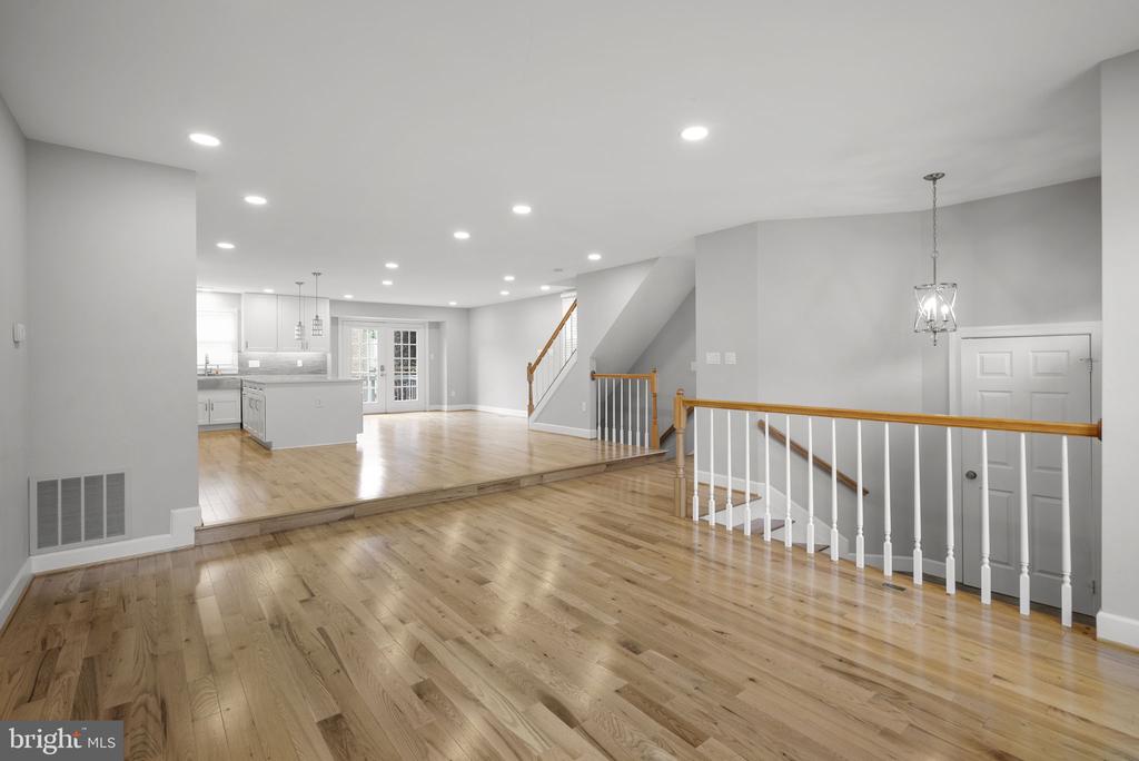 10 LOGANWOOD COURT