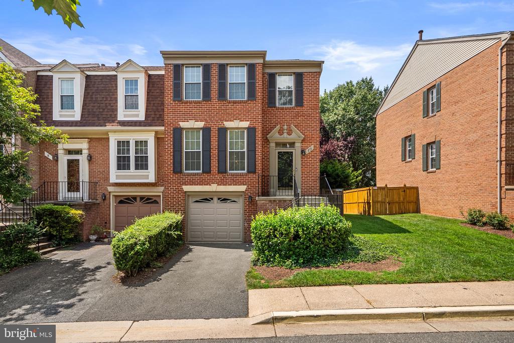 10 LOGANWOOD COURT