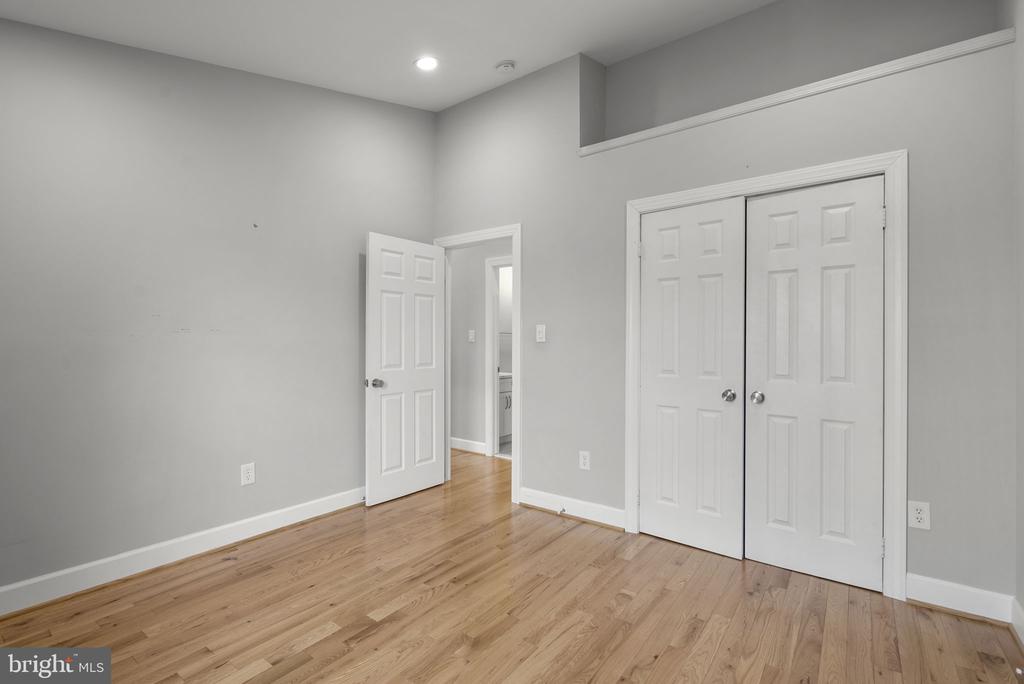 10 LOGANWOOD COURT