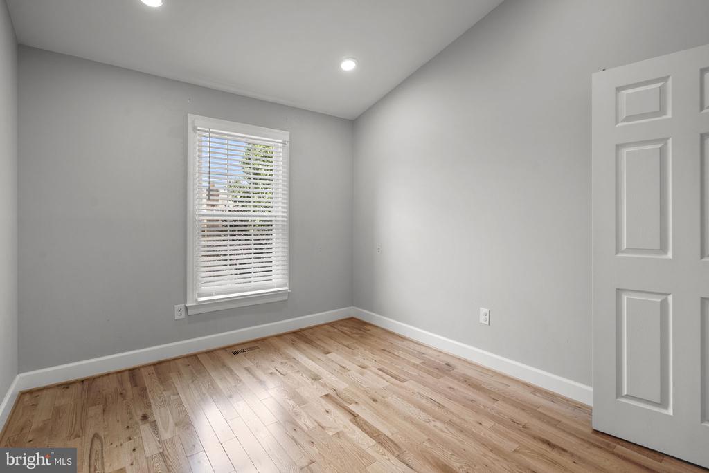 10 LOGANWOOD COURT