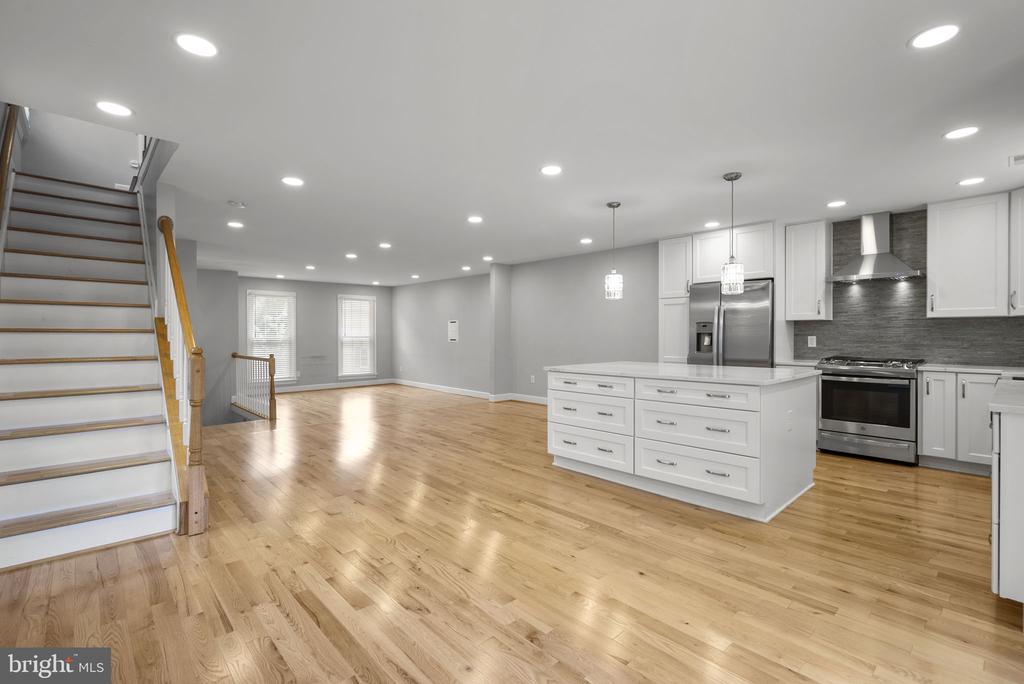 10 LOGANWOOD COURT