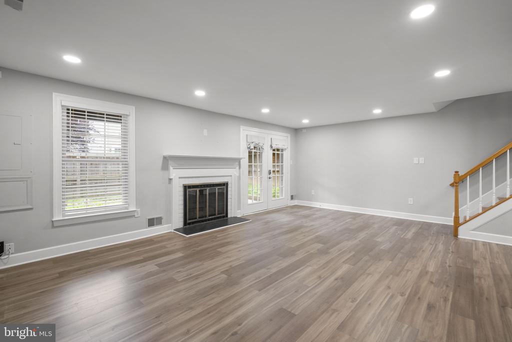 10 LOGANWOOD COURT