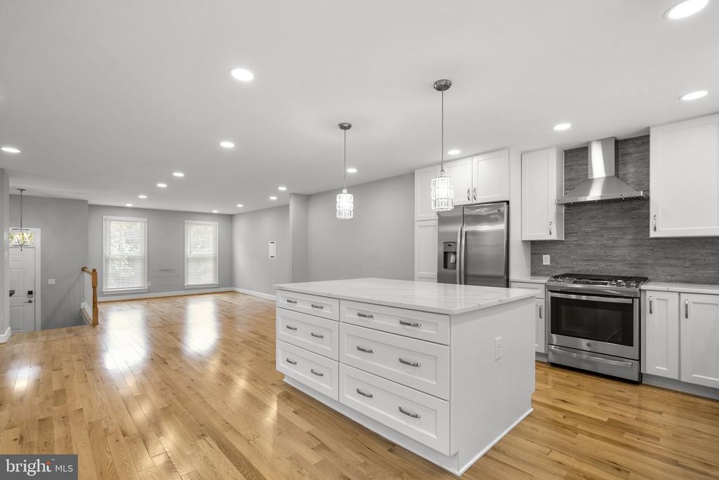 10 LOGANWOOD COURT