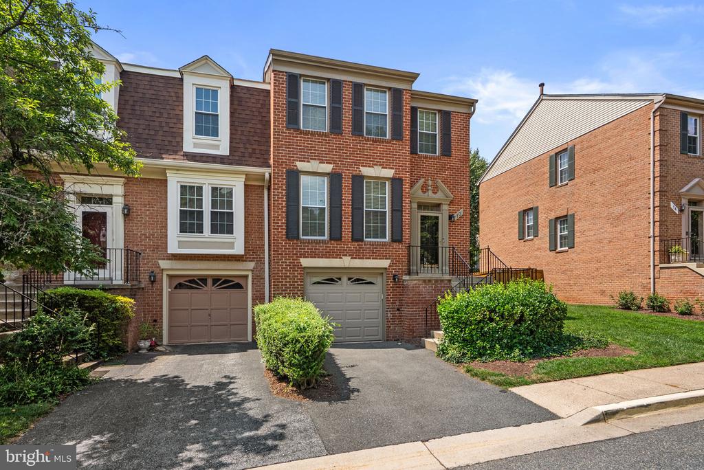 10 LOGANWOOD COURT