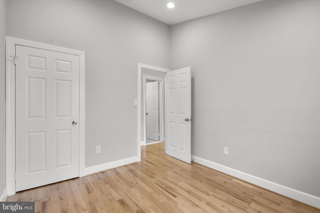 10 LOGANWOOD COURT