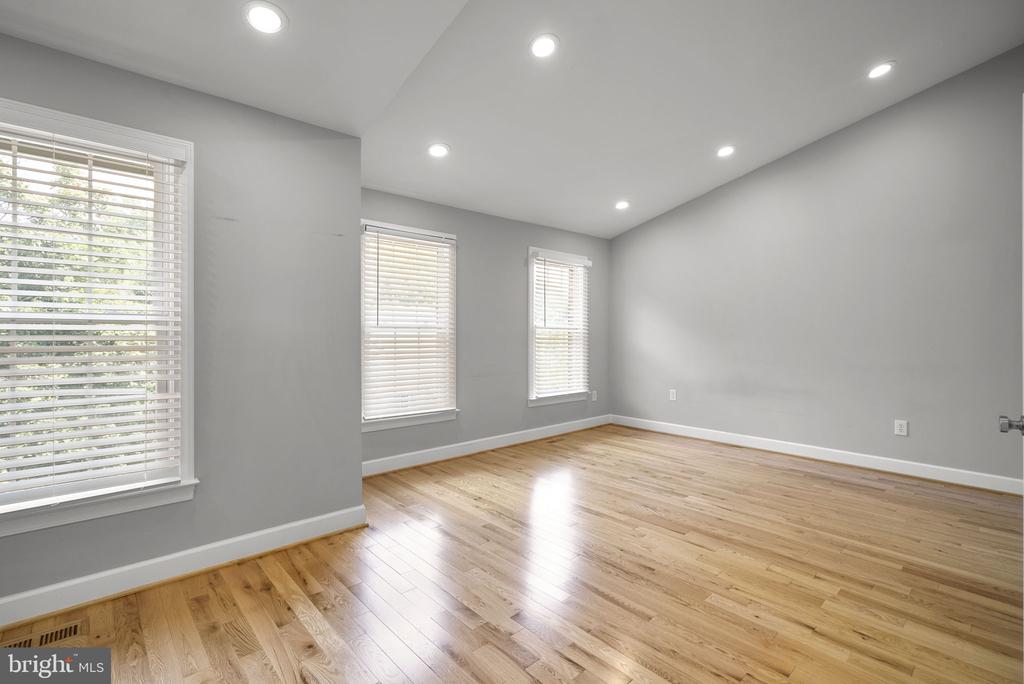 10 LOGANWOOD COURT