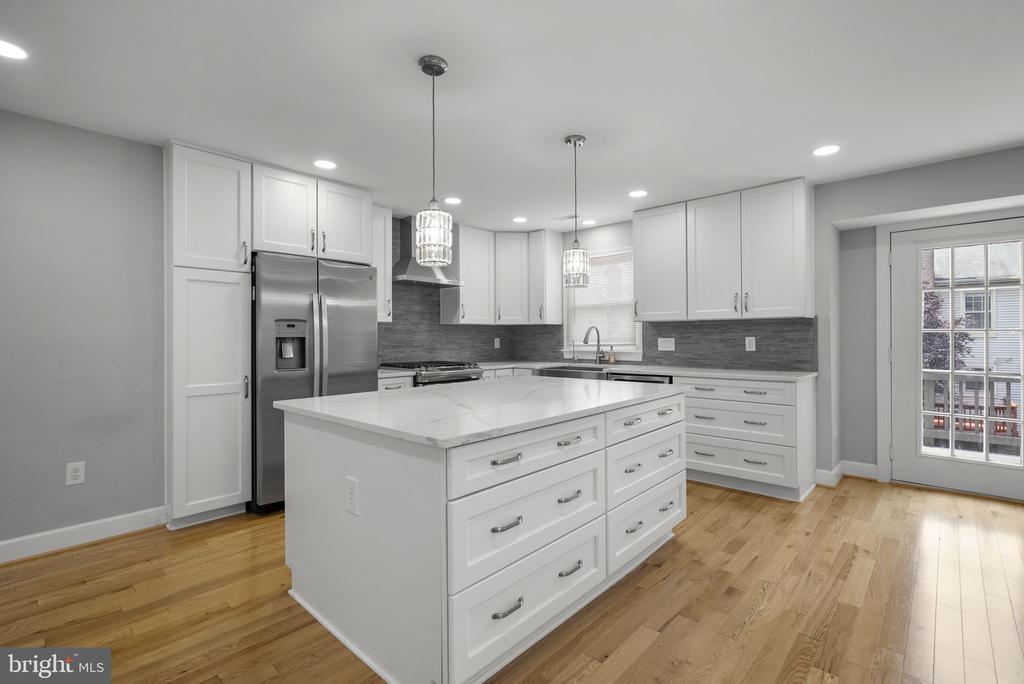 10 LOGANWOOD COURT