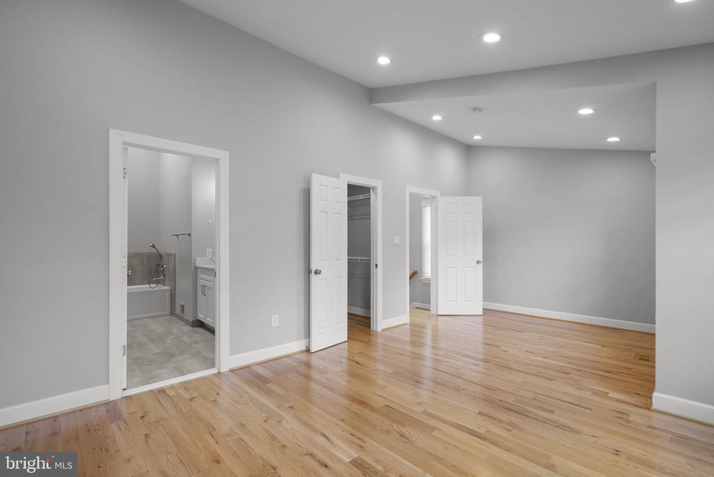 10 LOGANWOOD COURT