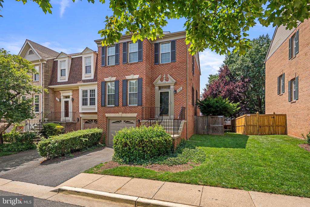 10 LOGANWOOD COURT