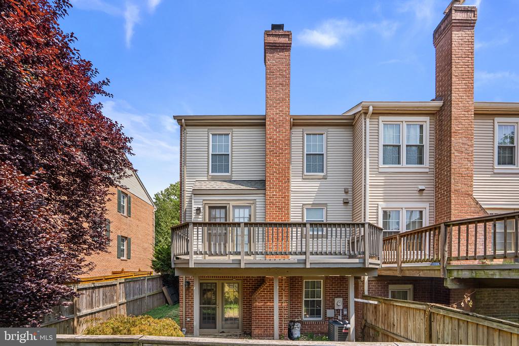 10 LOGANWOOD COURT