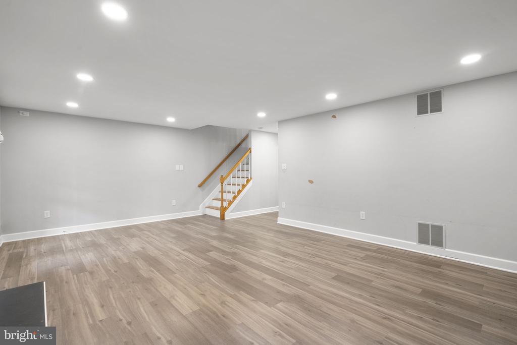 10 LOGANWOOD COURT