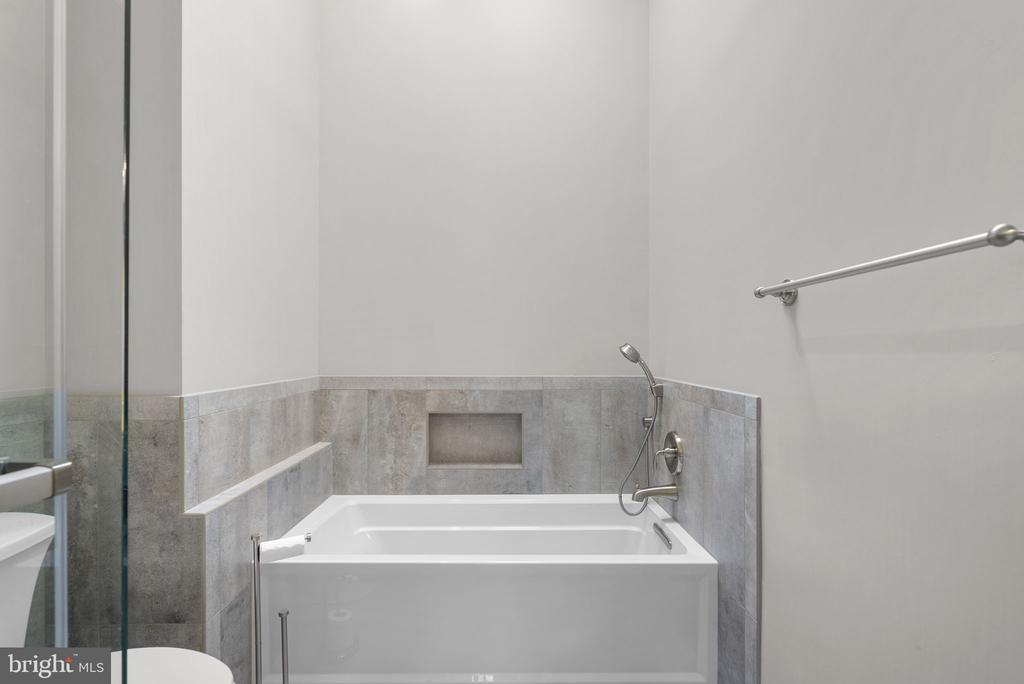 10 LOGANWOOD COURT