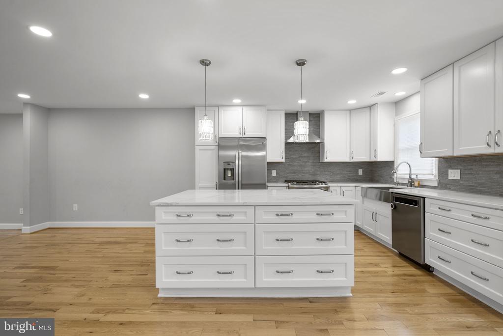 10 LOGANWOOD COURT