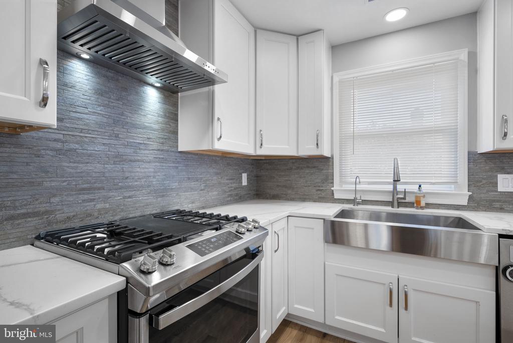10 LOGANWOOD COURT