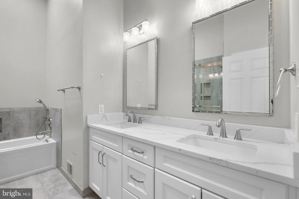 10 LOGANWOOD COURT