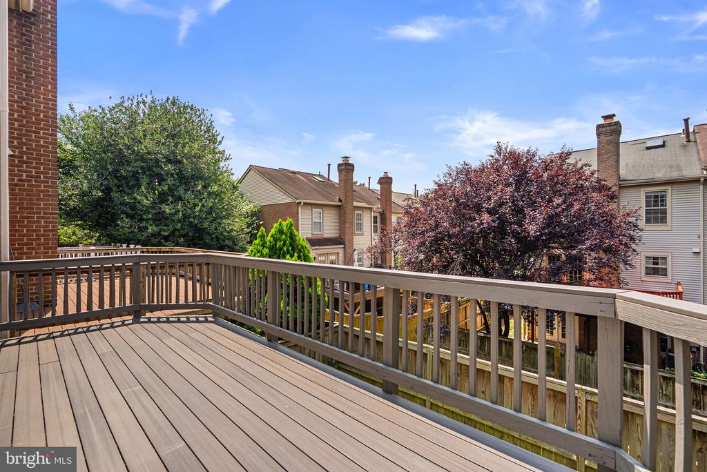 10 LOGANWOOD COURT