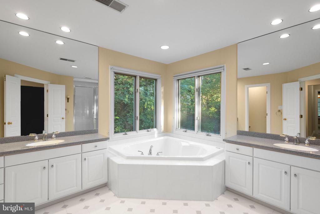 7016 WINTERBERRY LANE