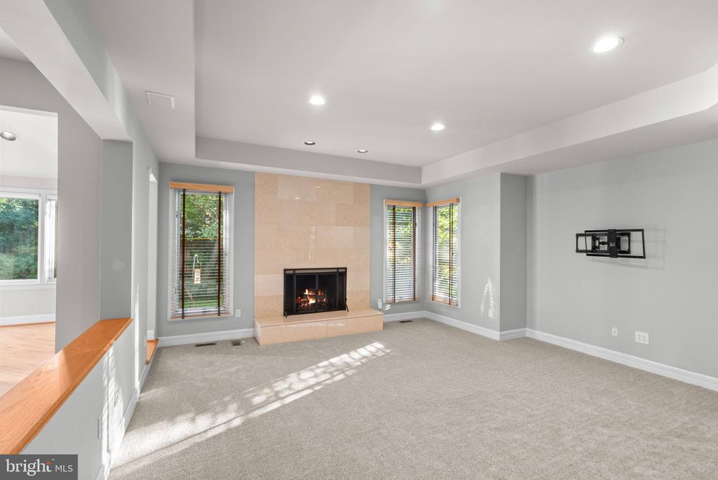 7016 WINTERBERRY LANE