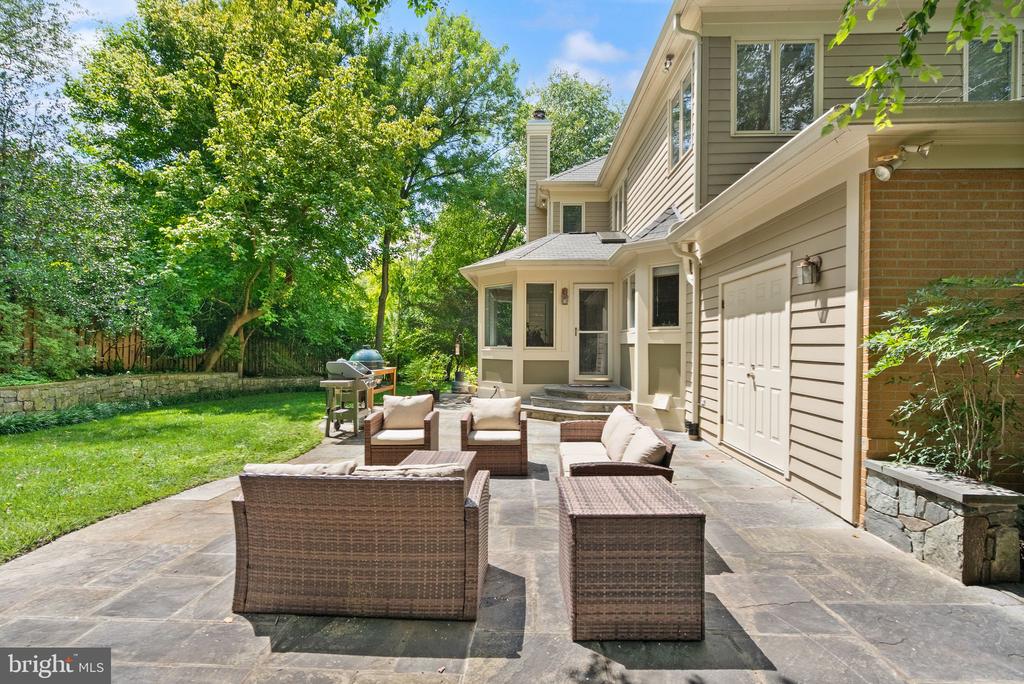 7016 WINTERBERRY LANE