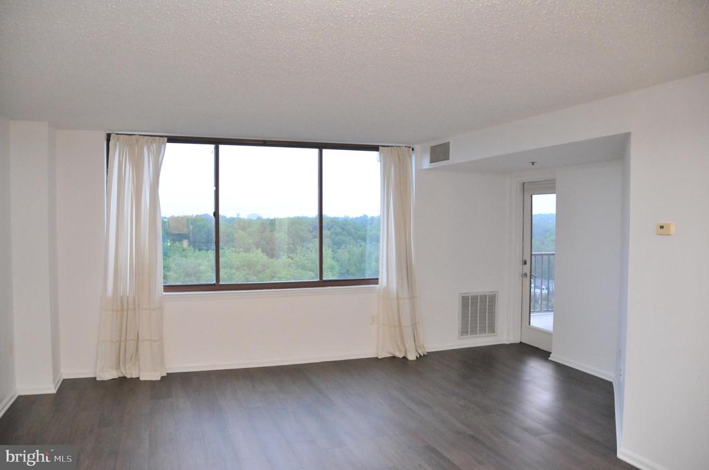 10101 GROSVENOR PLACE Unit: 1804