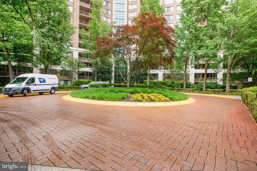 10101 GROSVENOR PLACE Unit: 1804