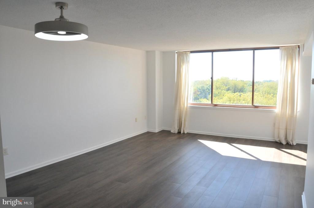 10101 GROSVENOR PLACE Unit: 1804