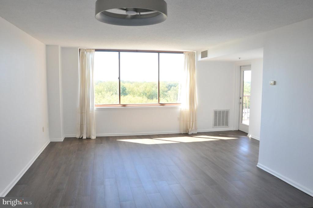 10101 GROSVENOR PLACE Unit: 1804