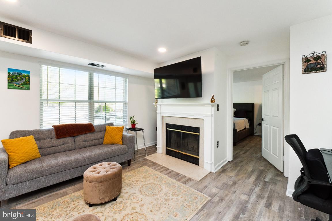 9720 Lake Pointe Ct #101