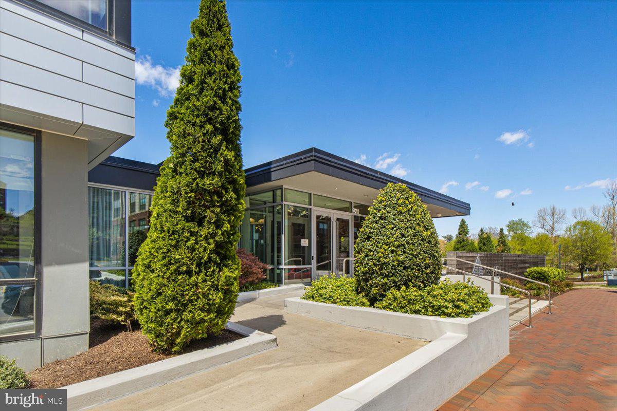 145 Riverhaven Dr #309